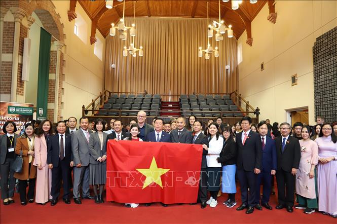Đồng chí Nguyễn Trọng Nghĩa và đoàn công tác chụp ảnh lưu niệm với các sinh viên Việt Nam đang theo học tại Đại học Tổng hợp Victoria Wellington. Ảnh: Thanh Tú - PV TTXVN tại Australia