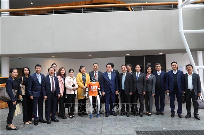Trưởng Ban Tuyên giáo và Dân vận Trung ương Nguyễn Trọng Nghĩa và đoàn đại biểu Đảng Cộng sản Việt Nam tại Đại học Công nghệ Auckland. Ảnh: Thanh Tú - PV TTXVN tại Australia
