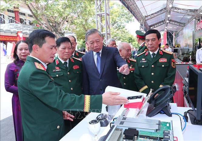 Tổng Bí thư Tô Lâm tham quan gian trưng bày các sản phẩm công nghiệp quốc phòng. Ảnh: Trọng Đức - TTXVN