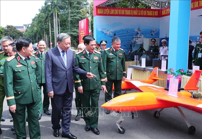 Tổng Bí thư Tô Lâm tham quan gian trưng bày các sản phẩm công nghiệp quốc phòng. Ảnh: Trọng Đức - TTXVN