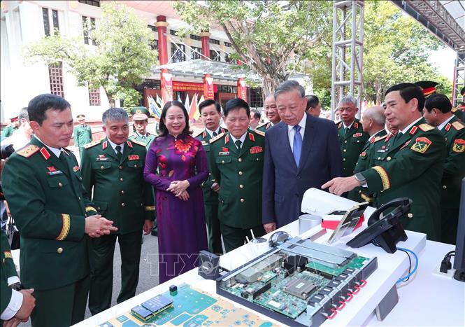Tổng Bí thư Tô Lâm tham quan gian trưng bày các sản phẩm công nghiệp quốc phòng. Ảnh: Trọng Đức - TTXVN