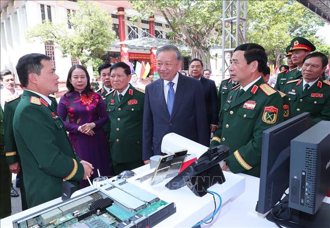Tổng Bí thư Tô Lâm tham quan gian trưng bày các sản phẩm công nghiệp quốc phòng. Ảnh: Trọng Đức - TTXVN