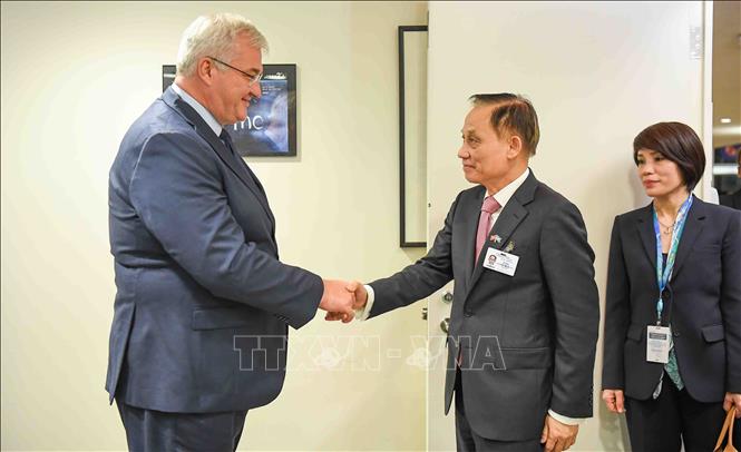 Bí thư Trung ương Đảng, Quyền Bộ trưởng Ngoại giao Việt Nam Lê Hoài Trung gặp Bộ trưởng Ngoại giao Ukraine Andrii Sybiha. Ảnh: TTXVN phát