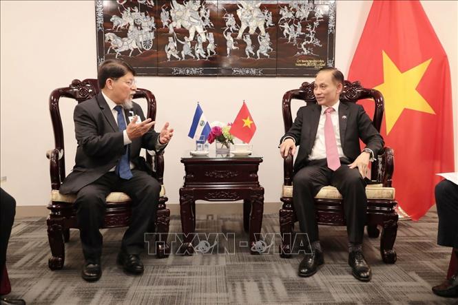 Quyền Bộ trưởng Ngoại giao Lê Hoài Trung gặp Bộ trưởng, Cố vấn Tổng thống Nicaragua về các vấn đề và chính sách quốc tế Denis Moncada Colindres. Ảnh: TTXVN phát