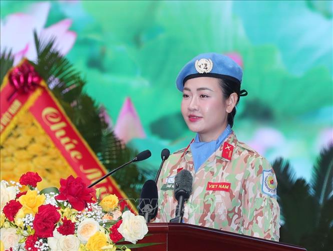 Thiếu tá Vũ Nhật Hương, Phòng hợp tác Quốc tế, Cục Gìn giữ Hòa bình Việt Nam báo cáo thành tích tại đại hội. Ảnh: Trọng Đức - TTXVN