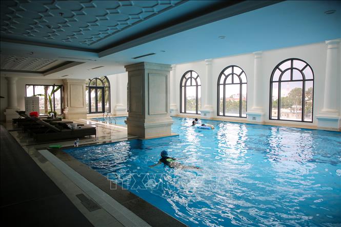 Hồ bơi hiện đại tại khách sạn Vinpearl Tây Ninh mang đến trải nghiệm nghỉ dưỡng sang trọng cho du khách. Ảnh: Giang Phương – TTXVN