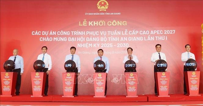 Delegates at the groundbreaking ceremony for 10 projects serving APEC 2027 held in Phu Quoc special zone. VNA Photo: Lê Huy Hải
