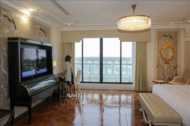 Du khách khảo sát phòng President tại khách sạn 5 sao Vinpearl Tây Ninh, không gian lưu trú đẳng cấp dành cho hội nghị và sự kiện quan trọng. Ảnh: Giang Phương – TTXVN