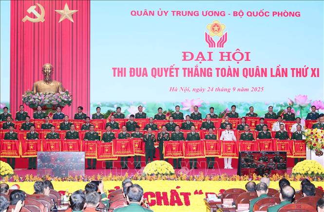 Đại tướng Phan Văn Giang, Bộ trưởng Bộ Quốc phòng và Đại tướng Trịnh Văn Quyết, Chủ nhiệm Tổng cục Chính trị QĐND Việt Nam trao Bằng khen của Bộ trưởng Bộ Quốc phòng cho các tập thể. Ảnh: Trọng Đức - TTXVN