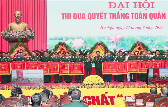 Đại tướng Phan Văn Giang, Bộ trưởng Bộ Quốc phòng và Đại tướng Trịnh Văn Quyết, Chủ nhiệm Tổng cục Chính trị QĐND Việt Nam trao Bằng khen của Bộ trưởng Bộ Quốc phòng cho các tập thể. Ảnh: Trọng Đức - TTXVN