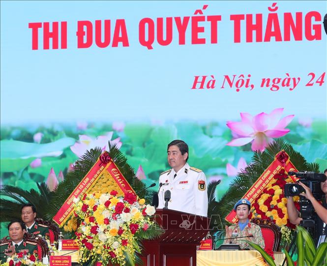 Thiếu tướng Ngô Minh Thuấn, Tư lệnh Binh đoàn 20 báo các thành tích của Binh đoàn trước Đại hội. Ảnh: Trọng Đức - TTXVN