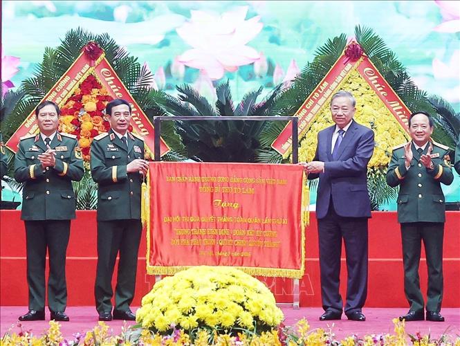 Tổng Bí thư Tô Lâm tặng Đại hội bức trướng với 16 chữ 