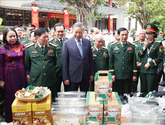 Tổng Bí thư Tô Lâm tham quan trưng bày các sản phẩm công nghiệp quốc phòng. Ảnh: Thống Nhất – TTXVN