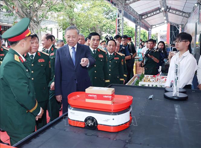 Tổng Bí thư Tô Lâm tham quan trưng bày các sản phẩm công nghiệp quốc phòng. Ảnh: Thống Nhất – TTXVN