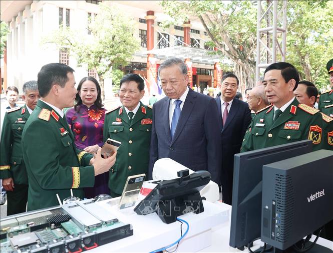 Tổng Bí thư Tô Lâm tham quan trưng bày các sản phẩm công nghiệp quốc phòng. Ảnh: Thống Nhất – TTXVN