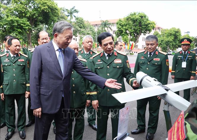 Tổng Bí thư Tô Lâm tham quan trưng bày các sản phẩm công nghiệp quốc phòng. Ảnh: Thống Nhất – TTXVN