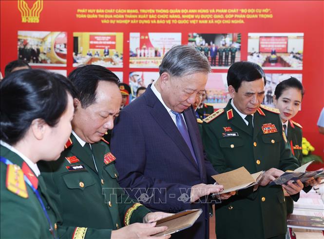 Tổng Bí thư Tô Lâm xem các ấn phẩm trưng bày tại Đại hội. Ảnh: Thống Nhất-TTXVN