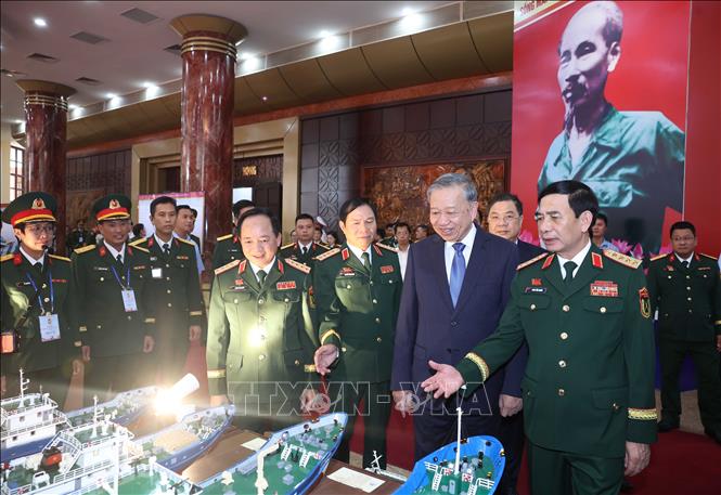 Tổng Bí thư Tô Lâm tham quan trưng bày các sản phẩm công nghiệp quốc phòng. Ảnh: Thống Nhất – TTXVN