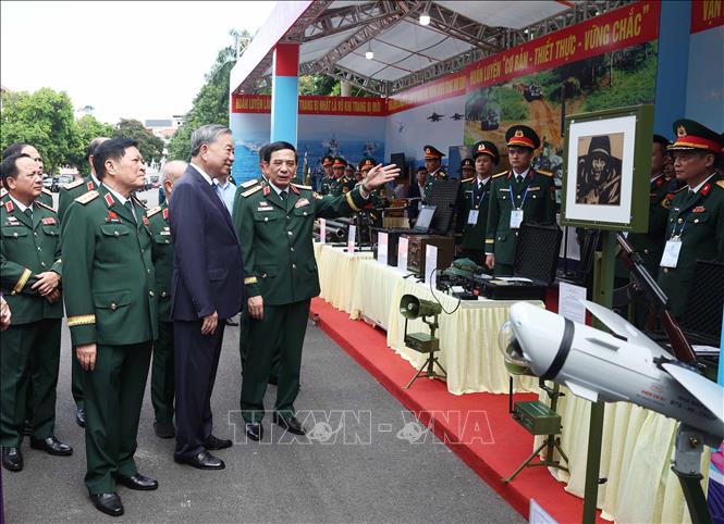 Tổng Bí thư Tô Lâm tham quan trưng bày các sản phẩm công nghiệp quốc phòng. Ảnh: Thống Nhất – TTXVN