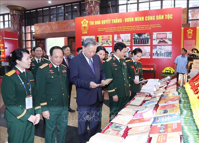 Tổng Bí thư Tô Lâm xem các ấn phẩm trưng bày tại Đại hội. Ảnh: Thống Nhất-TTXVN