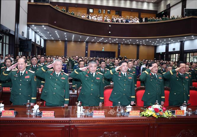 Các đại biểu thực hiện nghi lễ chào cờ. Ảnh: Thống Nhất-TTXVN