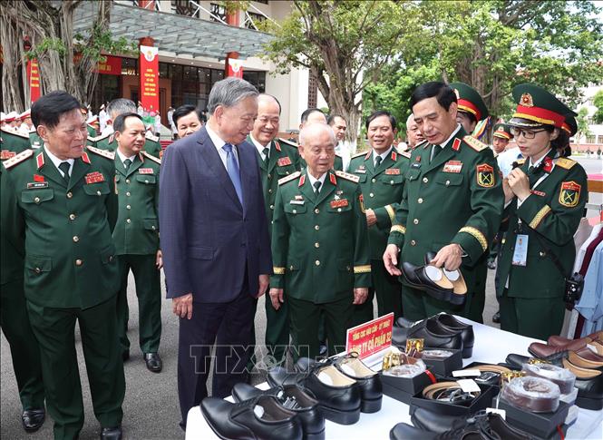 Tổng Bí thư Tô Lâm tham quan trưng bày các sản phẩm công nghiệp quốc phòng. Ảnh: Thống Nhất – TTXVN