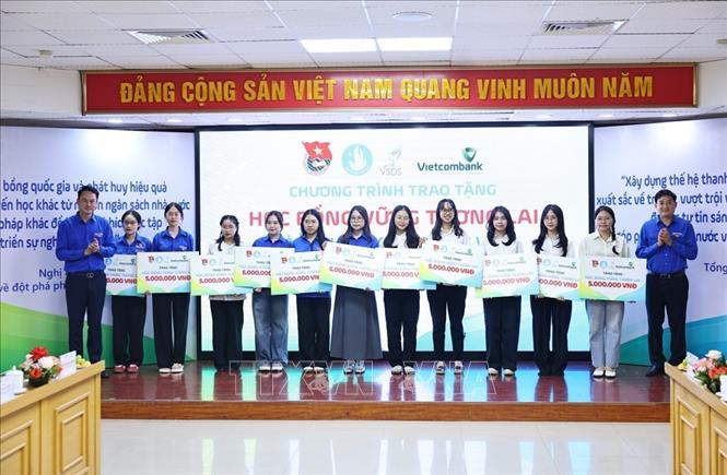 Ban tổ chức trao học bổng loại B cho học sinh, sinh viên có hoàn cảnh khó khăn có thành tích xuất sắc trong học tập và rèn luyện. Ảnh: Minh Đức – TTXVN
