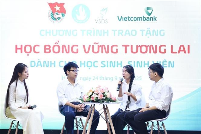 Giao lưu với sinh viên có hoàn cảnh khó khăn, có thành tích xuất sắc trong học tập và rèn luyện. Ảnh: Minh Đức – TTXVN