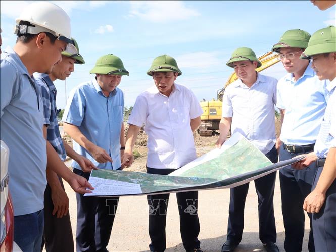 Lãnh đạo tỉnh Bắc Ninh trực tiếp kiểm tra công trường tỉnh lộ 285B, đoạn qua địa phận xã Yên Trung. Ảnh: Đỗ Huyền - TTXVN
