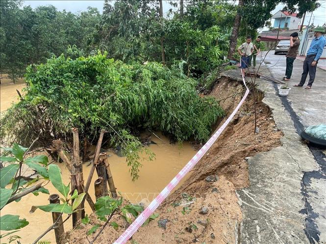Nhiều đoạn bị tụt chân mái taluy, chiều cao tính từ đỉnh bờ suối xuống mép nước khoảng 12 - 15m và tiếp tục có diễn biến sạt lở thêm, uy hiếp trực tiếp đến tài sản và tính mạng của người dân. Ảnh: Khiếu Tư - TTXVN