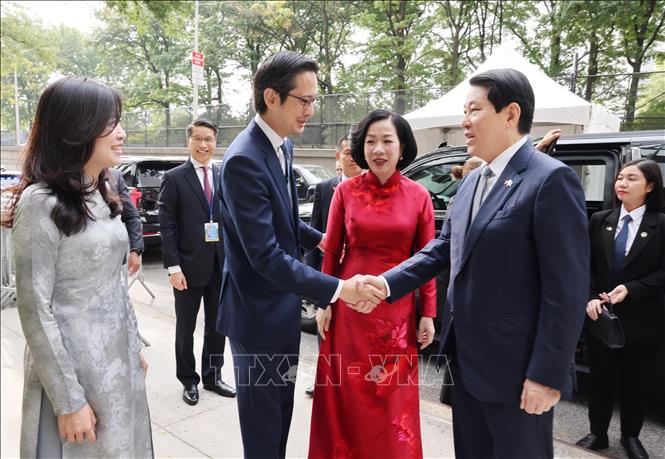 Đại sứ, Trưởng Phái đoàn Thường trực Việt Nam tại Liên hợp quốc Đỗ Hùng Việt đón Chủ tịch nước Lương Cường và Phu nhân. Ảnh: Lâm Khánh – TTXVN