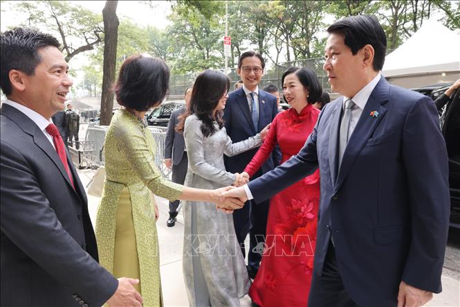 Đại sứ, Trưởng Phái đoàn Thường trực Việt Nam tại Liên hợp quốc Đỗ Hùng Việt cùng cán bộ, nhân viên Phái đoàn đón Chủ tịch nước Lương Cường và Phu nhân. Ảnh: Lâm Khánh – TTXVN