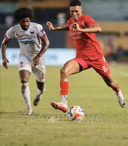 Pha tranh bóng giữa Vitor Hugo (số 8, CAHN) và Ramos (CLB Cebu). Ảnh: Minh Quyết - TTXVN