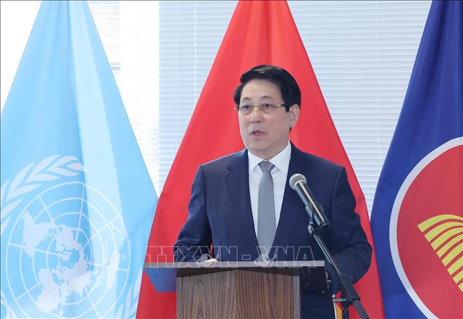Chủ tịch nước Lương Cường nói chuyện với cán bộ, nhân viên Phái đoàn Thường trực Việt Nam tại Liên hợp quốc, các cơ quan đại diện Việt Nam tại Hoa Kỳ, đại diện cộng đồng người Việt Nam ở New York (Hoa Kỳ). Ảnh: Lâm Khánh – TTXVN