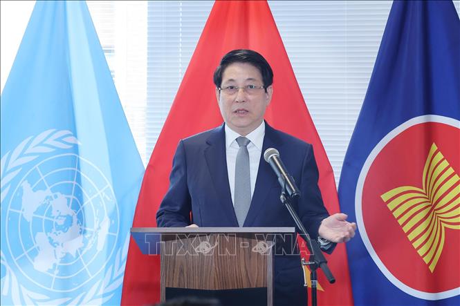 Chủ tịch nước Lương Cường nói chuyện với cán bộ, nhân viên Phái đoàn Thường trực Việt Nam tại Liên hợp quốc, các cơ quan đại diện Việt Nam tại Hoa Kỳ, đại diện cộng đồng người Việt Nam ở New York (Hoa Kỳ). Ảnh: Lâm Khánh – TTXVN