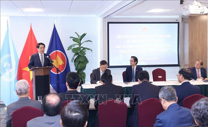 Chủ tịch nước Lương Cường nói chuyện với cán bộ, nhân viên Phái đoàn Thường trực Việt Nam tại Liên hợp quốc, các cơ quan đại diện Việt Nam tại Hoa Kỳ, đại diện cộng đồng người Việt Nam ở New York (Hoa Kỳ). Ảnh: Lâm Khánh – TTXVN