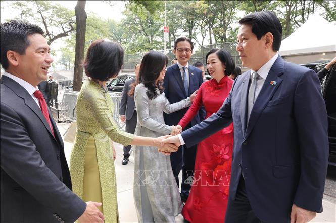 State President Luong Cuong and his spouse visit the headquarters of the Vietnam Permanent Mission to the UN. VNA Photo: Lâm Khánh 