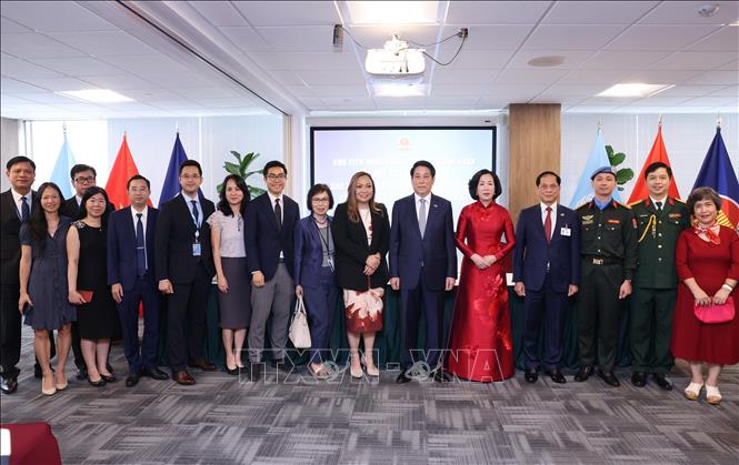 Chủ tịch nước Lương Cường và Phu nhân với cán bộ, nhân viên các cơ quan đại diện Việt Nam tại Hoa Kỳ, đại diện cộng đồng người Việt Nam ở New York (Hoa Kỳ). Ảnh: Lâm Khánh – TTXVN