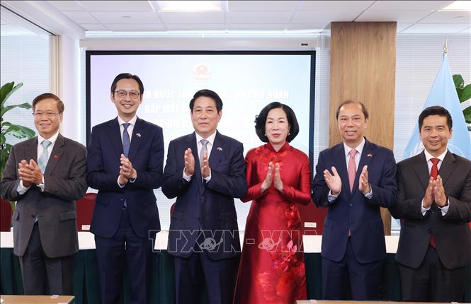 Chủ tịch nước Lương Cường và Phu nhân với Đại sứ, Trưởng Phái đoàn Thường trực Việt Nam tại Liên hợp quốc, Trưởng các cơ quan đại diện Việt Nam tại Hoa Kỳ. Ảnh: Lâm Khánh – TTXVN