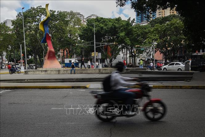 Người dân di chuyển trên đường phố tại Caracas, Venezuela. Ảnh: THX/TTXVN