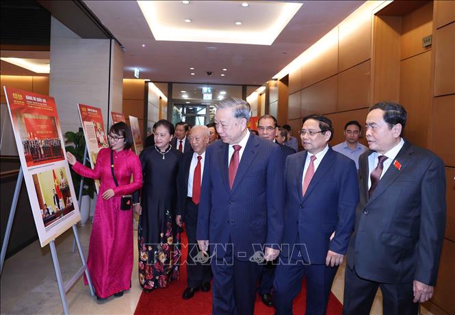 Tổng Bí thư Tô Lâm và các đồng chí Lãnh đạo, nguyên Lãnh đạo Đảng, Nhà nước xem triển lãm ảnh 
