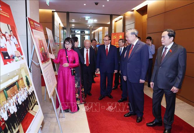 Tổng Bí thư Tô Lâm và các đồng chí Lãnh đạo, nguyên Lãnh đạo Đảng, Nhà nước xem triển lãm ảnh 