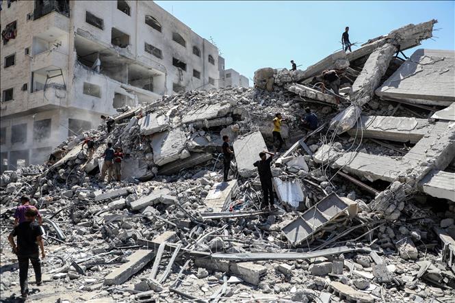 Tòa nhà bị phá hủy sau cuộc không kích của Israel tại Gaza. Ảnh: THX/TTXVN