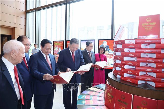 Tổng Bí thư Tô Lâm và đại biểu xem trưng bày các ấn phẩm của Quốc hội. Ảnh: Thống Nhất - TTXVN