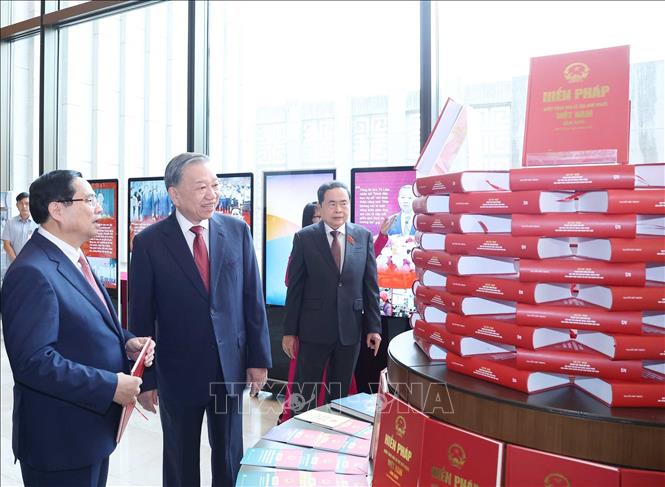 Tổng Bí thư Tô Lâm và Thủ tướng Phạm Minh Chính xem trưng bày các ấn phẩm của Quốc hội. Ảnh: Thống Nhất - TTXVN