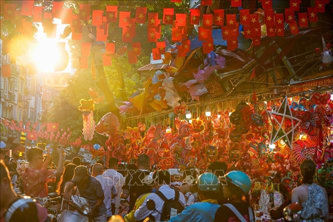 Hang Ma street becomes a busy, bustling lane with vibrant display of color, light and tradition. VNA Photo: Khánh Hoà
