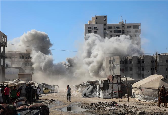 Khói bốc lên sau cuộc không kích của Israel tại Gaza. Ảnh: THX/TTXVN