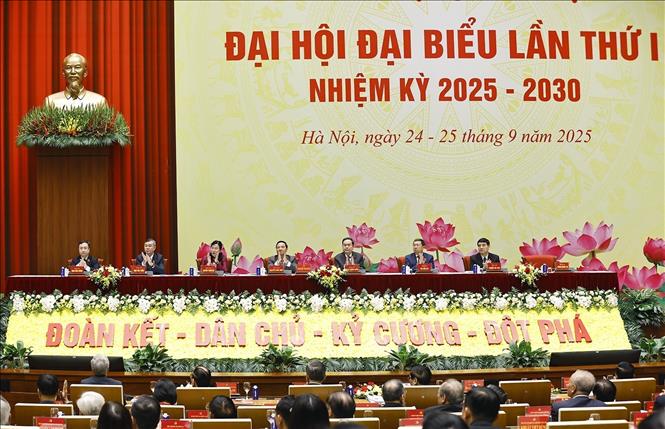Đoàn Chủ tịch điều hành Đại hội. Ảnh: Doãn Tấn - TTXVN