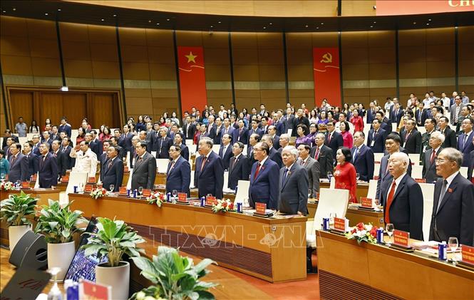 Tổng Bí thư Tô Lâm cùng các đồng chí Lãnh đạo, nguyên Lãnh đạo Đảng, Nhà nước và đại biểu thực hiện nghi thức chào cờ. Ảnh: Doãn Tấn - TTXVN