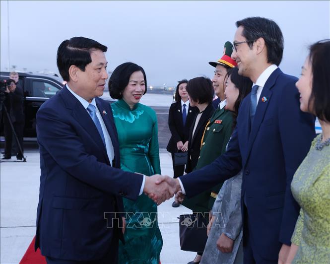 Vietnamese Ambassador, Permanent Representative of Vietnam to the United Nations Do Hung Viet sees off President Luong Cuong and his spouse at the John F. Kennedy Airport. VNA Photo: Lâm Khánh 